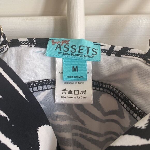 Love your assets by Sara Blakely-Spanx Top (M) & Arizona bottoms (L). NWOT. - Picture 4 of 5